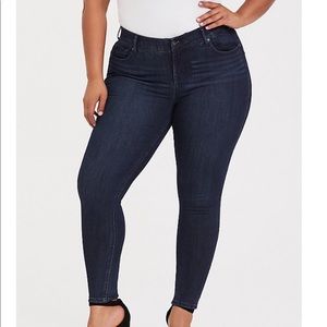 TORRID PREMIUM STRETCH BOMBSHELL SKINNY JEAN